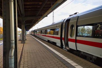Fototapeta premium ICE Schnellzug der Deutschen Bahn am Bahnsteig, moderner Hochgeschwindigkeitszug im Fernverkehr mit geöffneter Tür, Hauptbahnhof Stralsund, Mecklenburg-Vorpommern, Deutschland