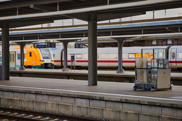 Bahnsteig, Gleis, Oberleitung, Zug und ICE am Bahnhof Stralsund, Mecklenburg Vorpommern, Deutschland