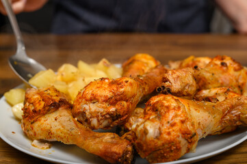 Jeść gorący obiad, podudzia z kurczaka z ziemniakami z bliska © Paweł Kacperek
