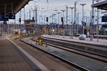 Bahnsteig, Gleis, Singnal und Oberleitung am Bahnhof Stralsund, Mecklenburg Vorpommern, Deutschland