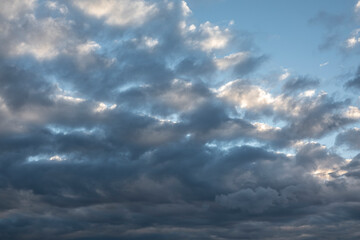 Obraz premium Mountain Sunset with Clouds, a Breathtaking Landscape Bathed in Evening Light and Mist, Capturing the Beauty of Nature's Colors and Tranquil Atmosphere