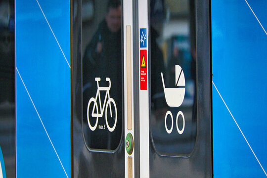 Detailaufnahme einer modernen Zugt&uuml;r mit Piktogrammen f&uuml;r Fahrradmitnahme und Kinderwagen, Mehrzweckabteil im &ouml;ffentlichen Nahverkehr, Bahnhof Stralsund, Mecklenburg-Vorpommern, Deutschland