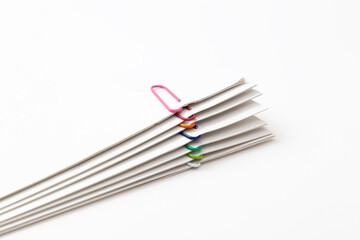 クリップでまとめられた書類