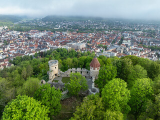 Luftbild von der Burgruine Honburg auf dem Honberg mit der Stadt Tuttlingen