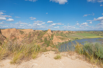 Majestuosa vista de los acantilados erosionados del Cañón de Burujón con el río Tajo en España bajo un cielo azul brillante.
