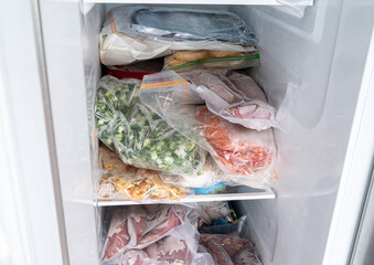 냉장고 냉동고에 보관된 각종 음식재료