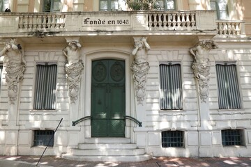 Bâtiment typique, vu de l'extérieur, ville de Narbonne, département de l'Aude, France