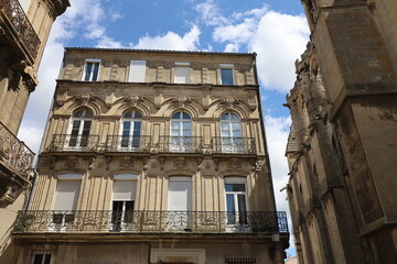 Bâtiment typique, vu de l'extérieur, ville de Narbonne, département de l'Aude, France