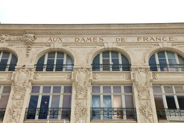 Bâtiment typique, vu de l'extérieur, ville de Narbonne, département de l'Aude, France
