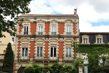 Bâtiment typique, vu de l'extérieur, ville de Narbonne, département de l'Aude, France