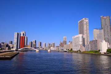 Fototapeta premium 東京都 隅田川の勝鬨橋と街並み