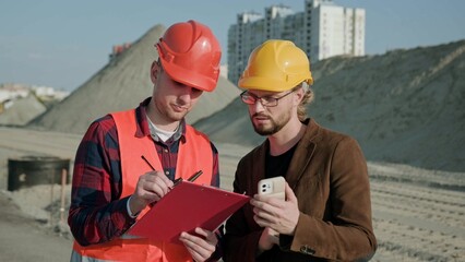 Work discussion with supervisor at construction site