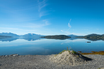 Evenes, Blick auf Fjord, im Norden von Norwegen im Sommer