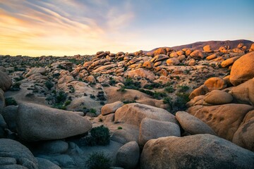 Shot of majestic Joshua Tree Arch Rock standing tall against a clear blue sky © Wirestock