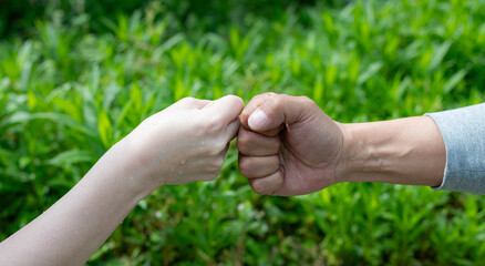 拳を合わせる二人