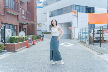 楽しく散歩をしている女性