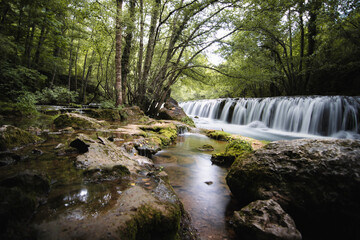 cascada en el bosque. Valdelateja