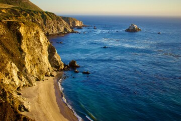 Fototapeta premium Cliffs along the ocean shore of California at Big Sur