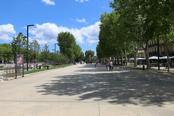 La voie piétonne du cours Mirabeau, ville de Narbonne, département de l'Aude, France