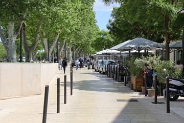 La voie piétonne du cours Mirabeau, ville de Narbonne, département de l'Aude, France