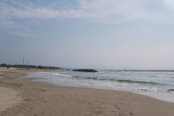 長い砂浜が続く稲佐の浜海水浴場