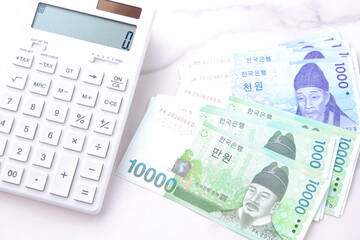 韓国の通貨、ウォンKRWの紙幣と電卓
