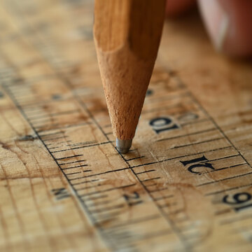 Un crayon en papier qui mesure sur du bois gradué