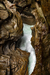 Alpejskie jaskinie z wodospadami