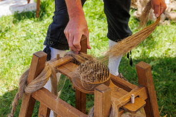The flax fibres are refined with the iron tips of a trowel