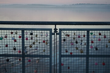 Beliebter Touristen-Spass auf der Seebruecke in Grossraeschen