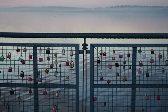 Beliebter Touristen-Spass auf der Seebruecke in Grossraeschen