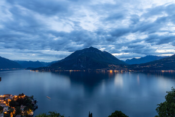 Lago di Como - Varenna, jezioro Como, widok na Menaggio nocą © Marcin
