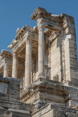 Obraz premium Celsus Library in ancient city Ephesus at sunset near Selcuk, Turkey.