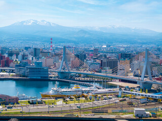 青森港と八甲田山（青森県青森市）