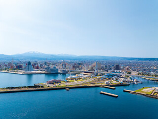 青森港と八甲田山（青森県青森市）