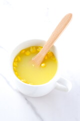 熱々のコーンクリームスープをスプーンでかきまぜる
