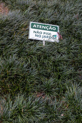 Placa de aviso no chão: Atenção Não pise no Jardim/grama