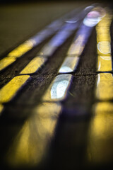 誘導ブロックに反射するイルミネーション