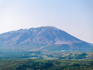 Fototapeta premium 春の岩手山（岩手県雫石町）