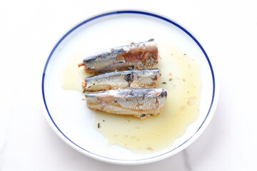 新鮮なイワシをオリーブオイルに漬けたオイルサーディン
