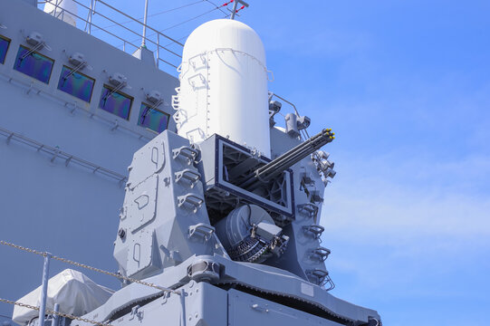 海上自衛隊の輸送艦くにさきの機関砲