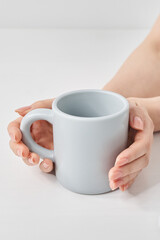  	マグカップを持つ女性の手元