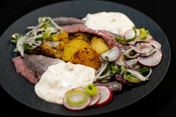 Kräutermatjes mit Bratkartoffeln und Syslter Sauce