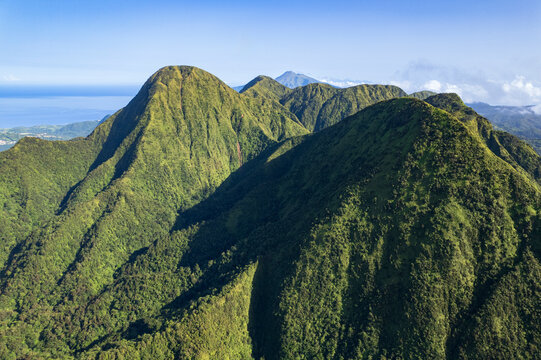 Martinique: les Pitons du Carbet et la Montagne Pel&eacute;e en arri&egrave;re-plan