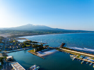 象潟漁港から見る鳥海山（秋田県にかほ市）