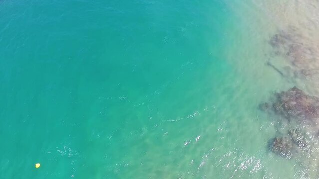 V&iacute;deo a&eacute;reo feito por drone em cima do mar azul e cristalino do nordeste brasileiro. Praia de Taipu de Fora, Bahia, Brasil. Ano de 2016.