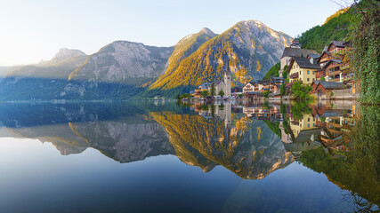 Idyllic Hallstatt town mit Spiegelung im See Wasser - old town, Austria. Big Panorama.