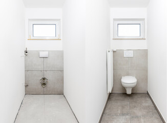 Montage eines Splüklosetts in einer Toilette
