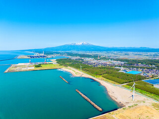 鳥海山と酒田港（山形県酒田市）