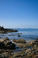 ゴツゴツした岩の潮溜りの透き通った青い海